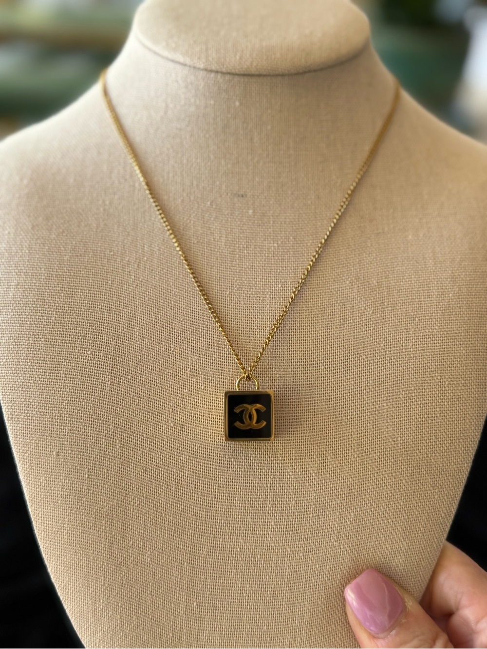 ChaneI Gold and Black Chunky Pendant on 17” Gold Necklace - Picture 4 of 14